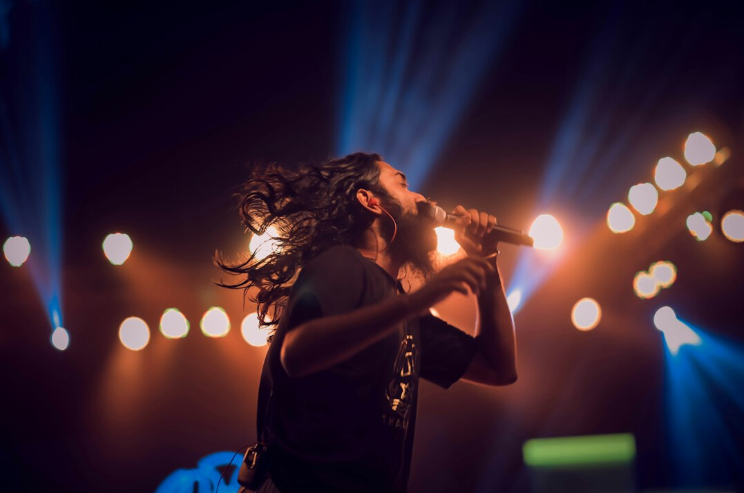 singer new hairstyle on stage