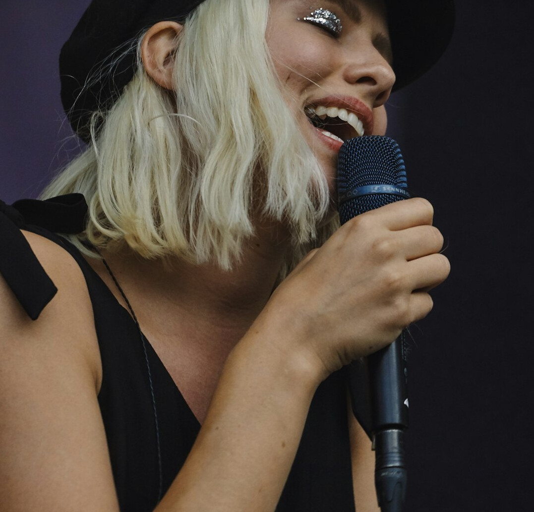 singer new hairstyle on stage